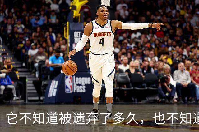 它不知道被遗弃了多久，也不知道物业要清理它，还围着人类在讨好呢